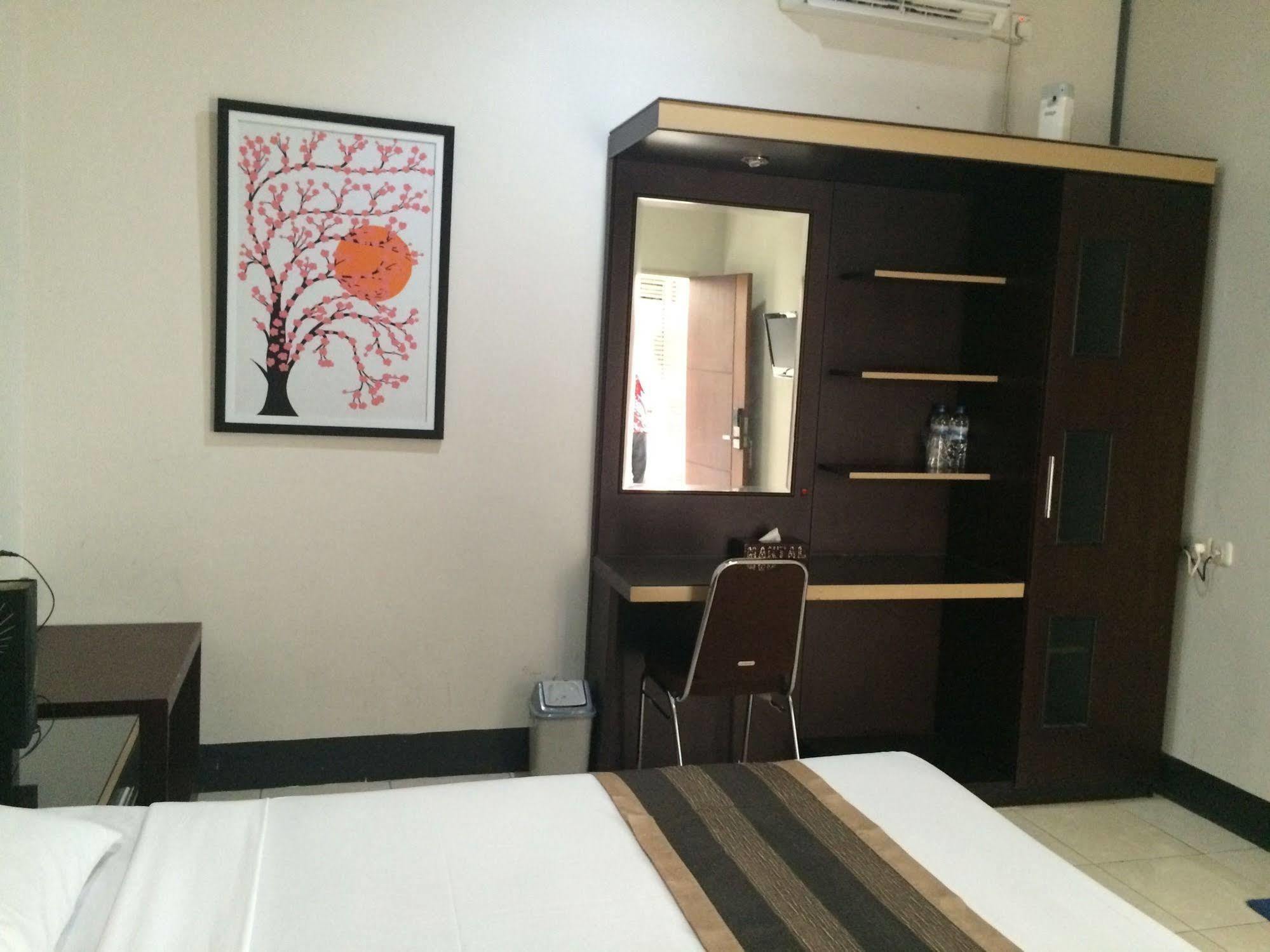 Maktal Hotel Матарам Экстерьер фото